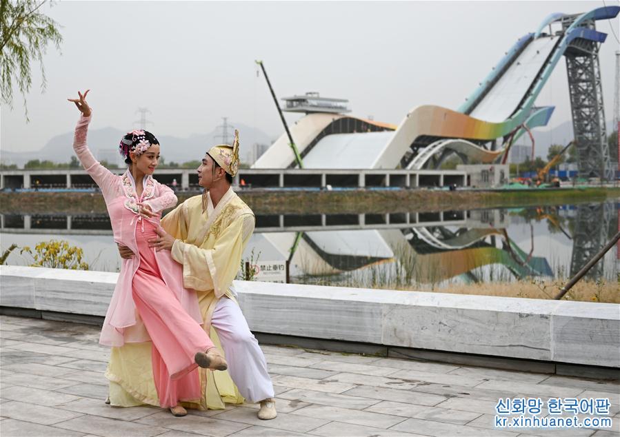 （社会）（6）北京：首钢园里的“环境舞蹈”展演