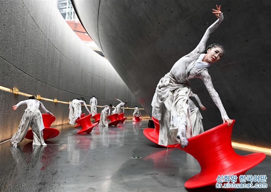 （社会）（9）北京：首钢园里的“环境舞蹈”展演