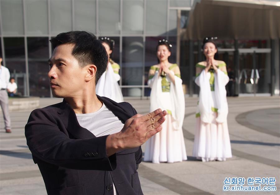 （文化）（6）“舞动十二小时”活动在上海国际舞蹈中心举行