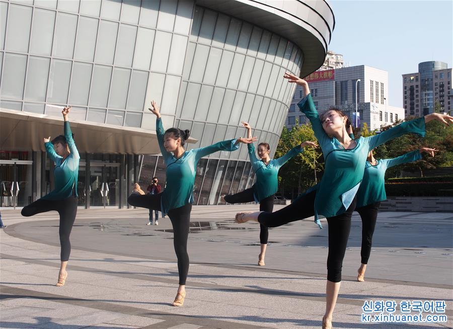 （文化）（2）“舞动十二小时”活动在上海国际舞蹈中心举行