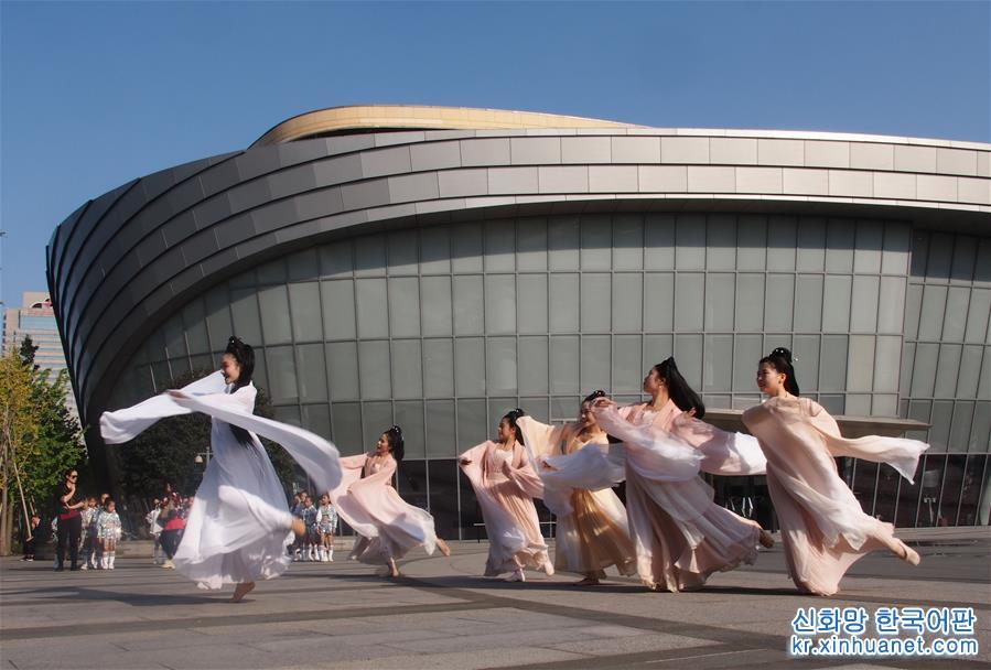 （文化）（3）“舞动十二小时”活动在上海国际舞蹈中心举行