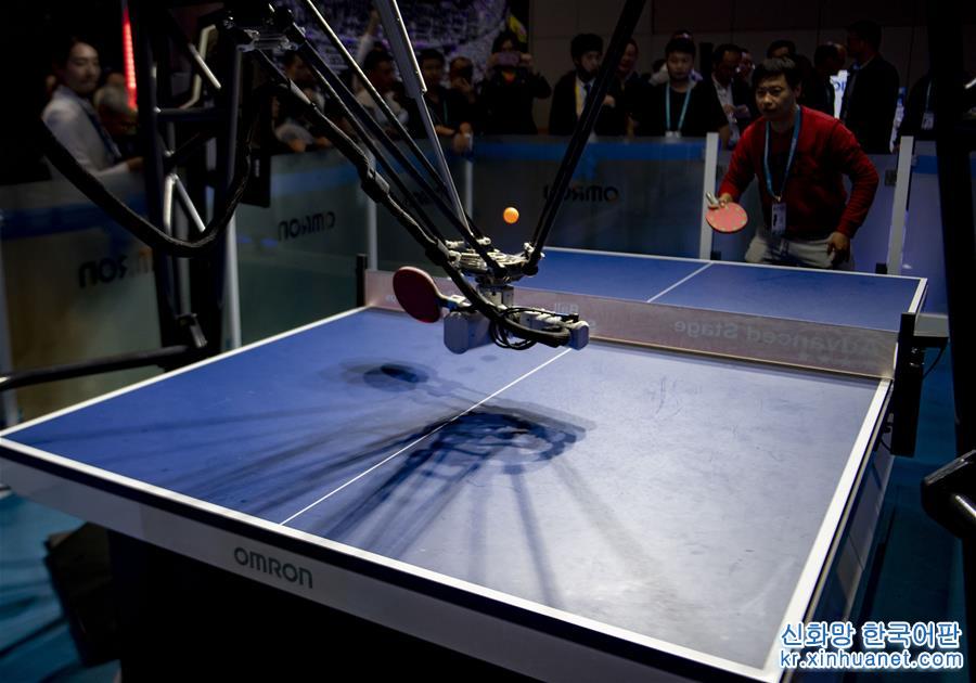 （第二届进博会·发现）（2）会削球的乒乓球机器人