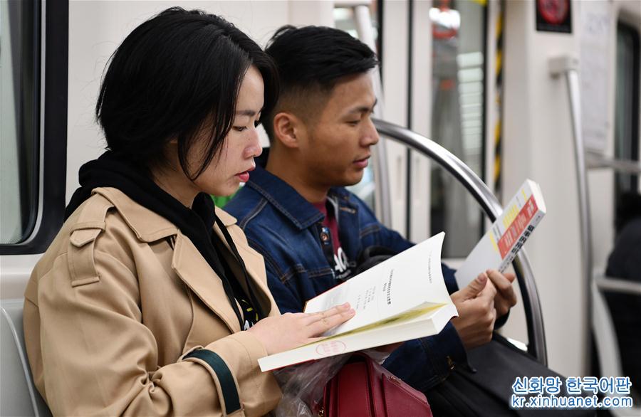 （社会）（5）天津：地铁里的“图书漂流”