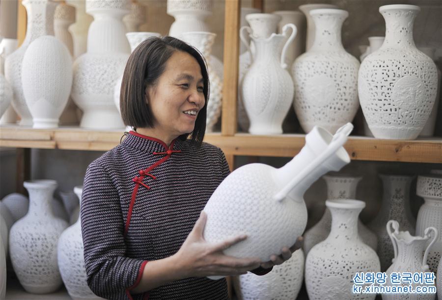 （社會）（1）福建德化陶瓷工匠：潛心四十載  “飛花”中國白