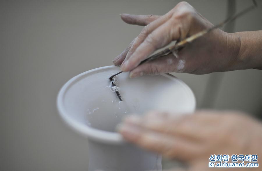 （社会）（3）福建德化陶瓷工匠：潜心四十载  “飞花”中国白