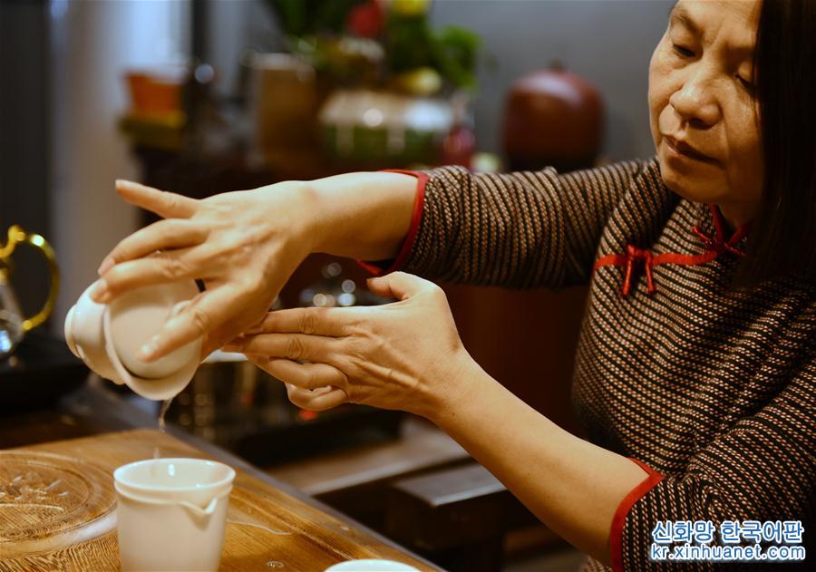 （社會）（6）福建德化陶瓷工匠：潛心四十載  “飛花”中國白