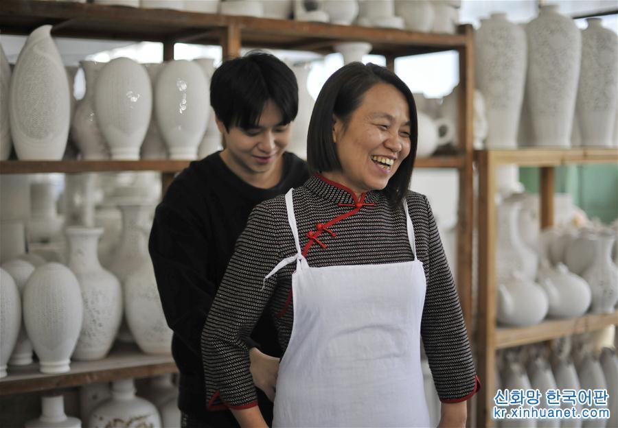 （社會）（9）福建德化陶瓷工匠：潛心四十載  “飛花”中國白