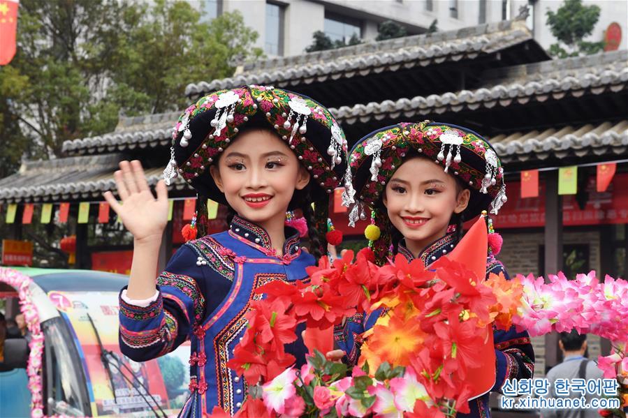 （文化）（2）云南墨江国际双胞胎文化节举行花车巡游