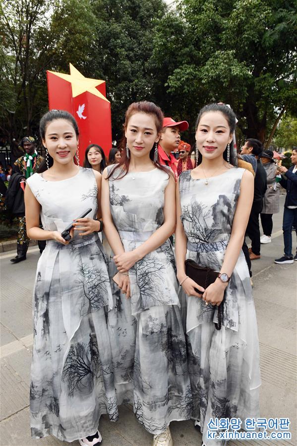 （文化）（4）云南墨江国际双胞胎文化节举行花车巡游