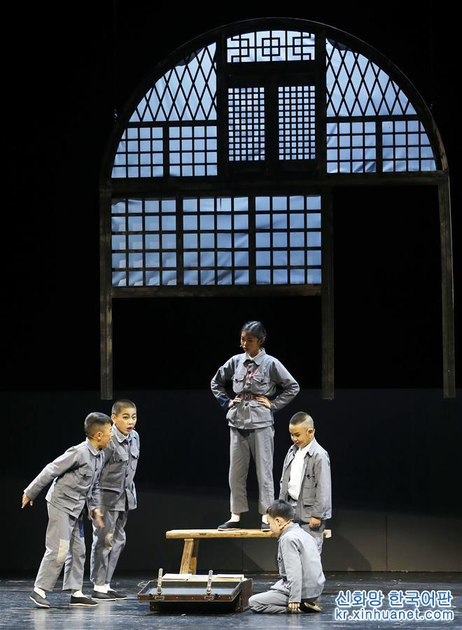（文化）（4）抗战题材儿童剧《箱子里的图书馆》在京上演
