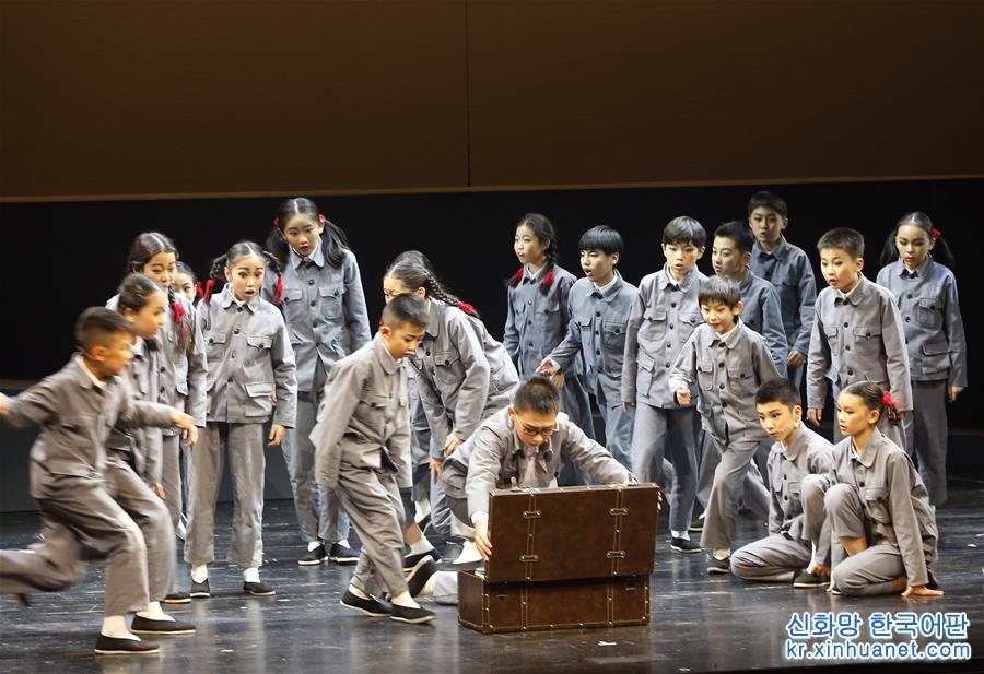 （文化）（2）抗战题材儿童剧《箱子里的图书馆》在京上演