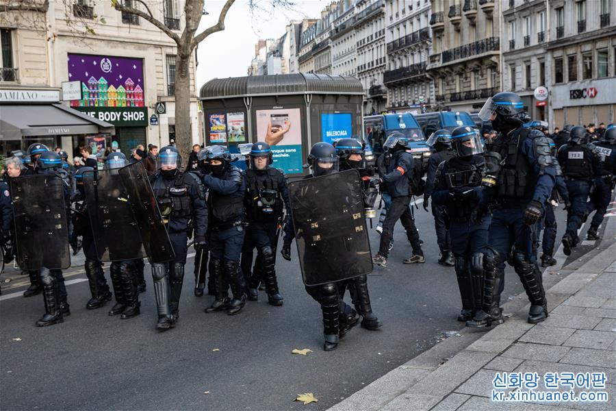 （国际）（13）法国全国大罢工持续 严重影响交通