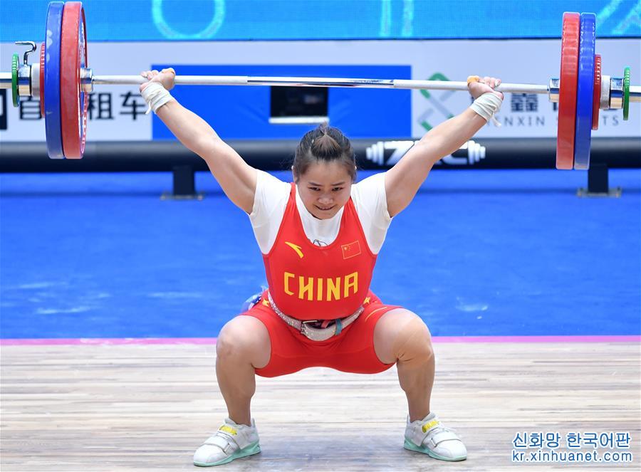 （体育）（4）举重——世界杯：邓薇获女子64公斤级抓举和总成绩冠军并创造抓举新世界纪录