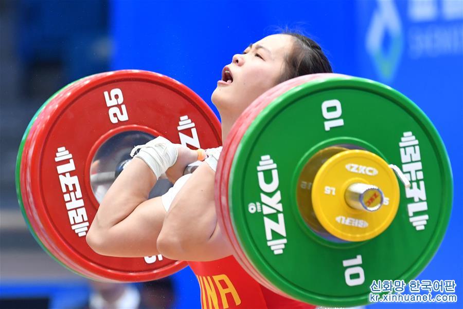 （体育）（2）举重——世界杯：邓薇获女子64公斤级抓举和总成绩冠军并创造抓举新世界纪录