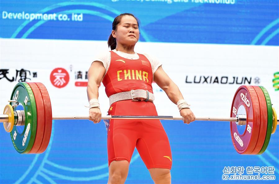 （体育）（3）举重——世界杯：邓薇获女子64公斤级抓举和总成绩冠军并创造抓举新世界纪录