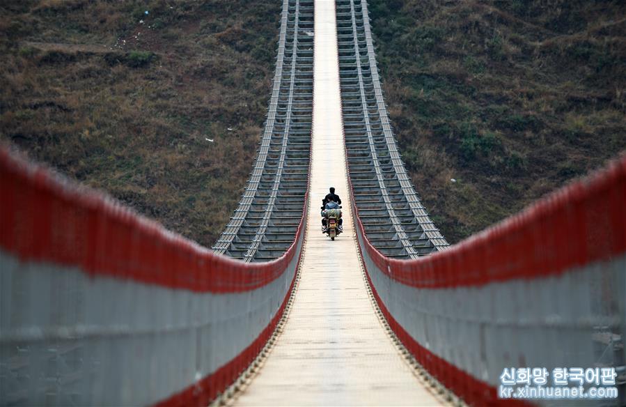 （新华视界）（2）乌蒙山区“溜索改桥”联通跨省致富路