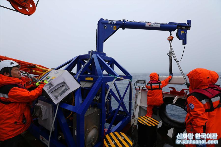 （“雪龙”探南极·图文互动）（1）中国南大洋水体环境调查再次启用新设备