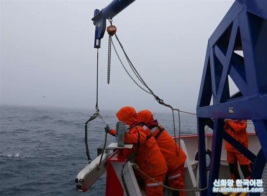 （“雪龙”探南极·图文互动）（2）中国南大洋水体环境调查再次启用新设备