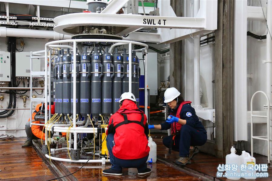 （“雪龙”探南极·图文互动）（4）中国南大洋水体环境调查再次启用新设备