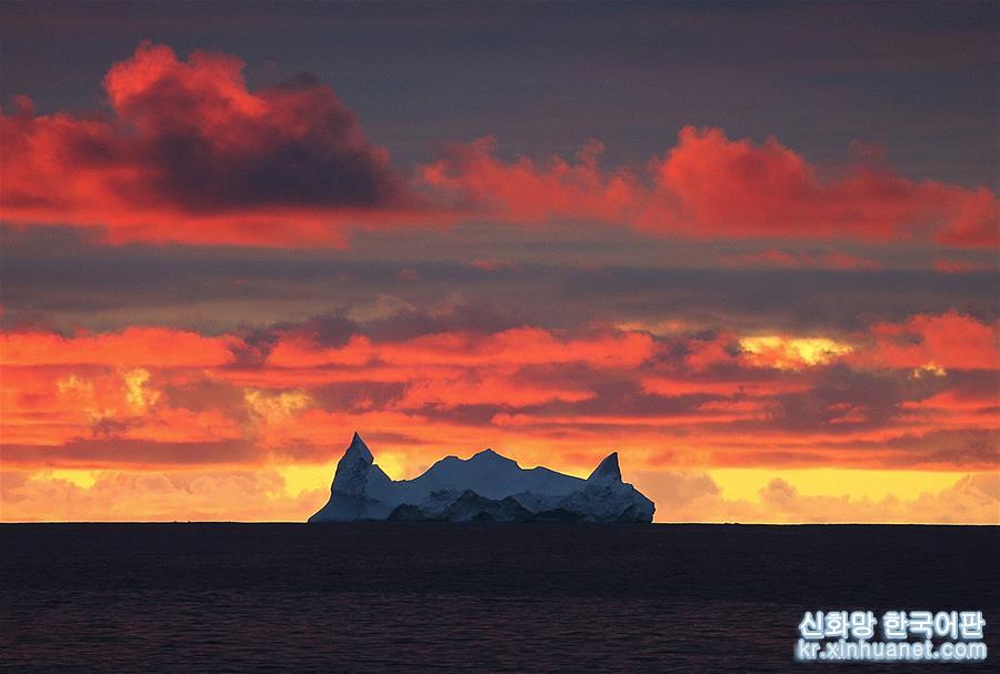 （“雪龍”探南極）（1）宇航員海的美麗冰山