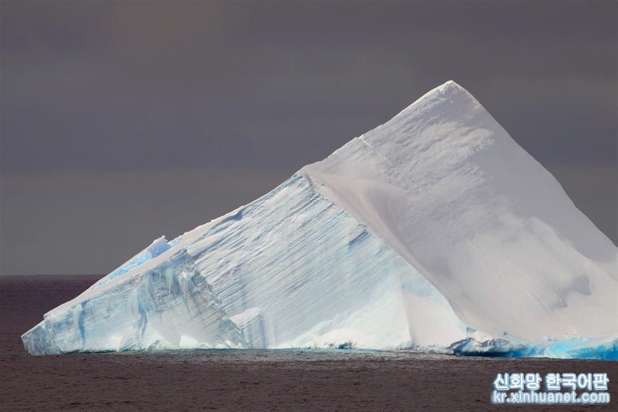 （“雪龍”探南極）（3）宇航員海的美麗冰山