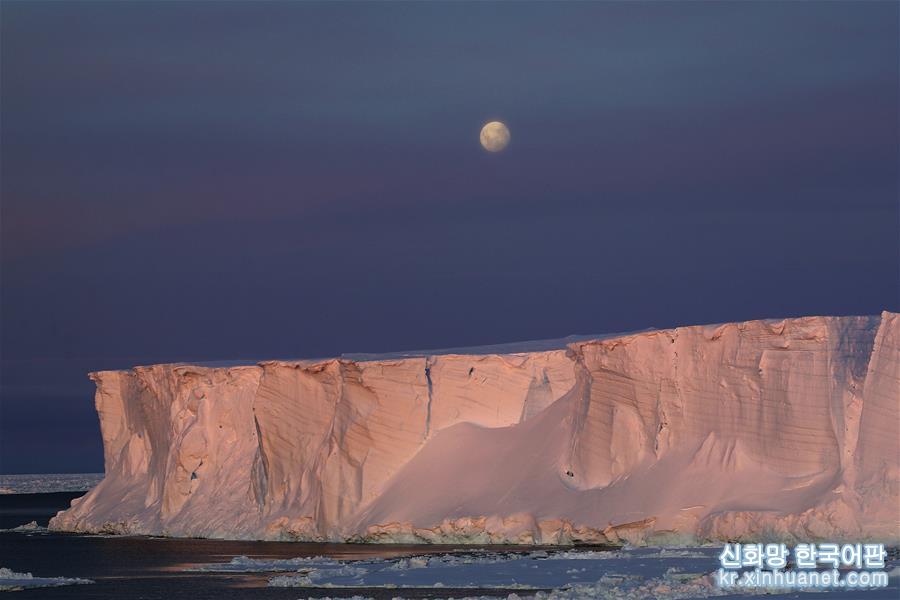 （“雪龍”探南極）（6）宇航員海的美麗冰山
