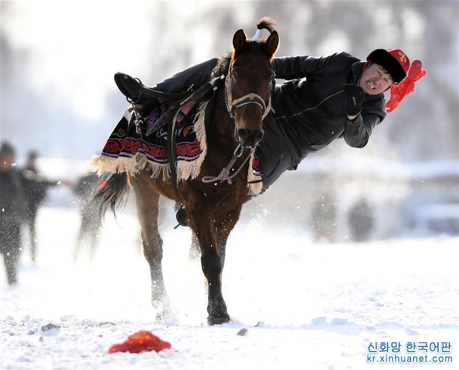 （体育）（4）“中国雪都”阿勒泰赛马大会举行