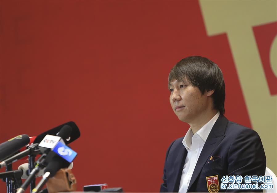（体育）（7）足球——李铁出席中国男足主教练就职见面会