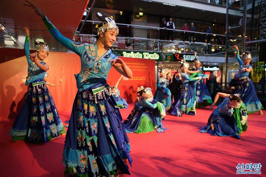 （国际）“欢乐春节”活动吸引德国观众体验中国文化
