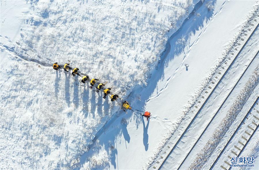（社會）（4）雪原上的鐵路檢修員