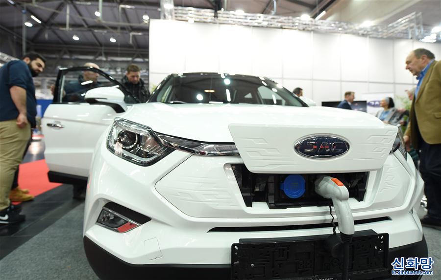 （国际）（3）维也纳车展开幕 中国电动汽车亮相