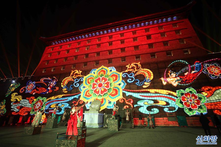 （社會）（1）西安城墻新春燈會亮燈 