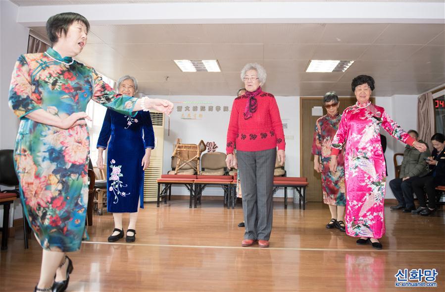 （图片故事）（3）福利中心的“爱美奶奶”和“90后”护工