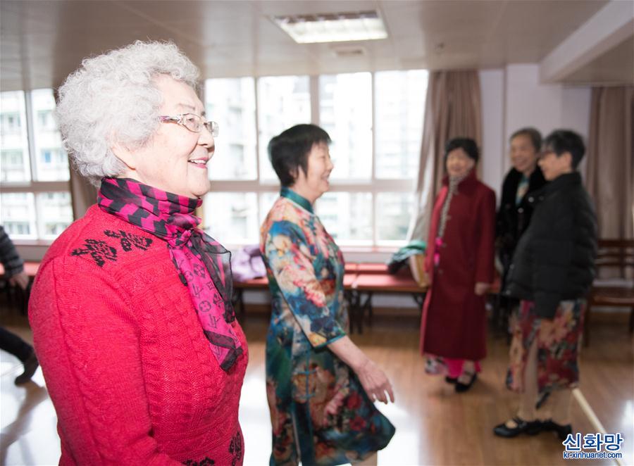 （图片故事）（5）福利中心的“爱美奶奶”和“90后”护工