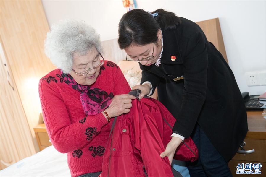 （图片故事）（6）福利中心的“爱美奶奶”和“90后”护工