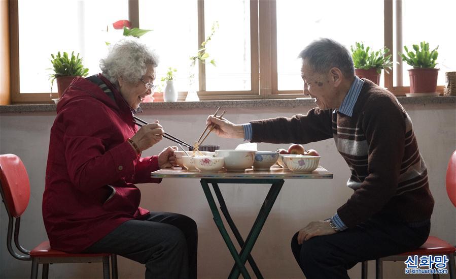 （图片故事）（7）福利中心的“爱美奶奶”和“90后”护工
