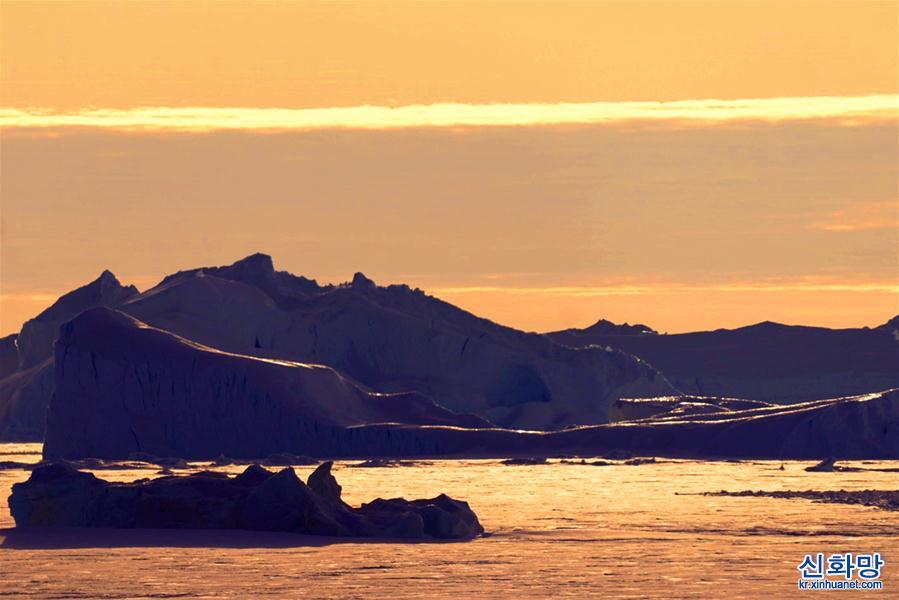 （“雪龙”探南极）（1）美丽的南极午夜冰山