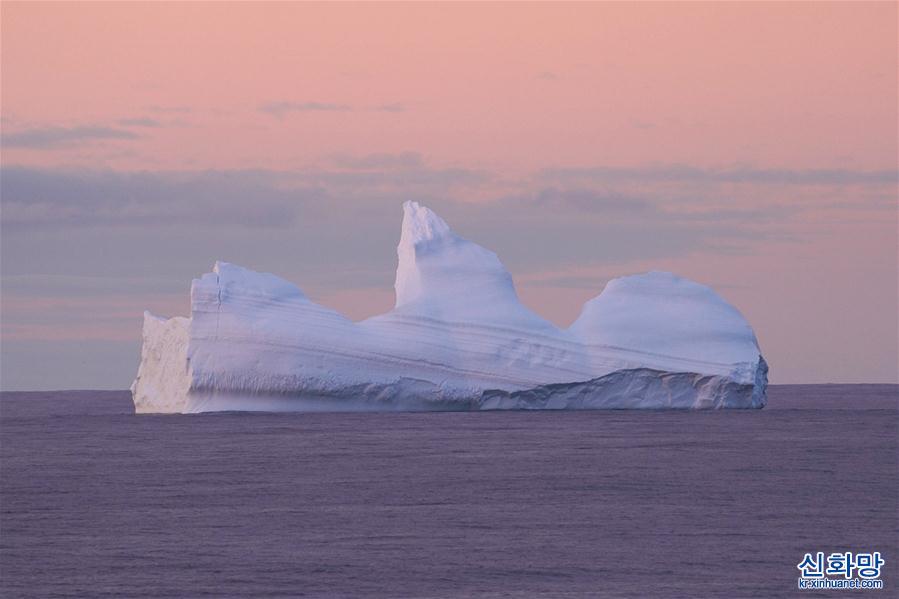 （“雪龙”探南极）（2）美丽的南极午夜冰山
