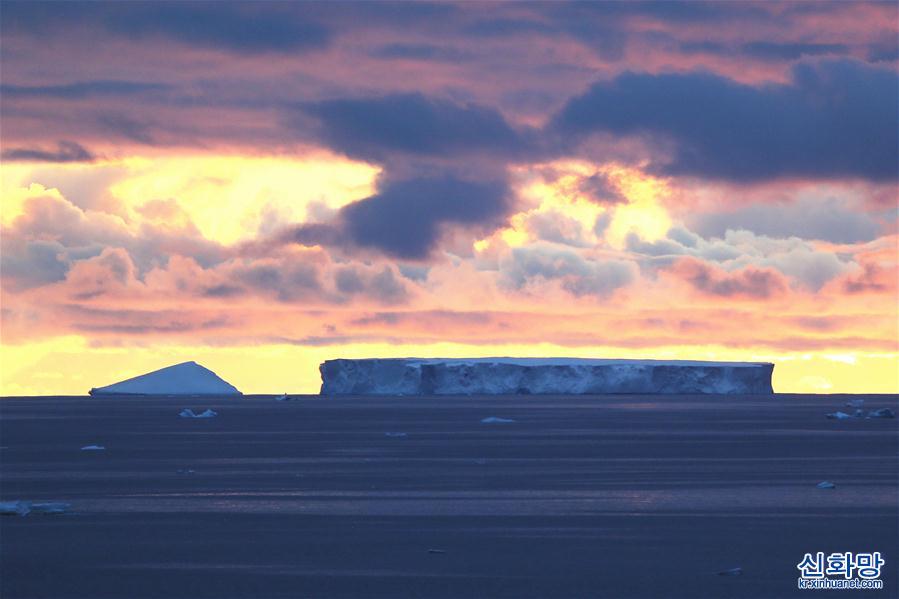 （“雪龙”探南极）（4）美丽的南极午夜冰山