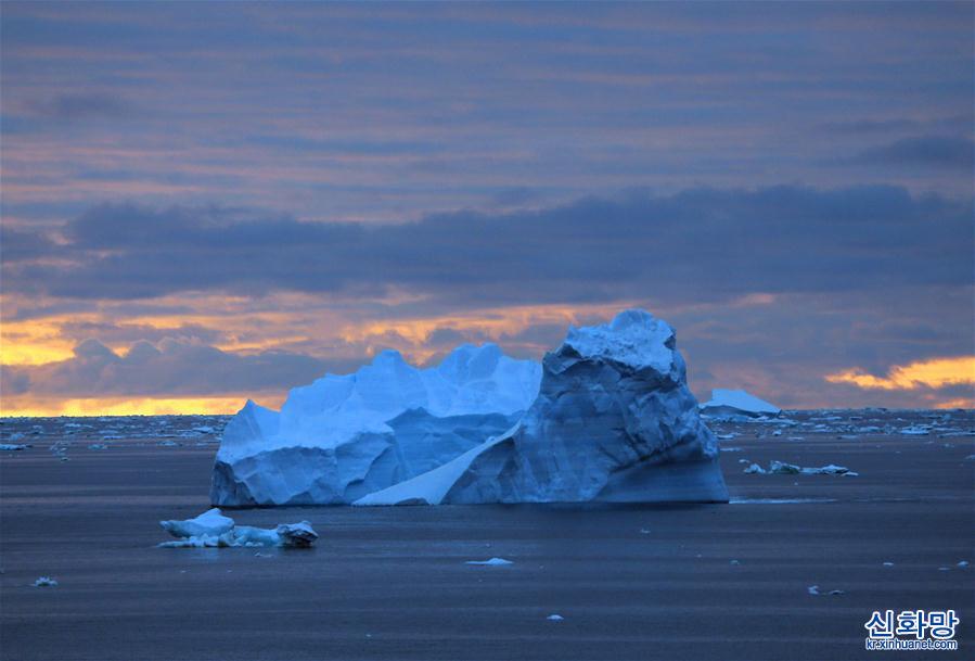 （“雪龙”探南极）（5）美丽的南极午夜冰山