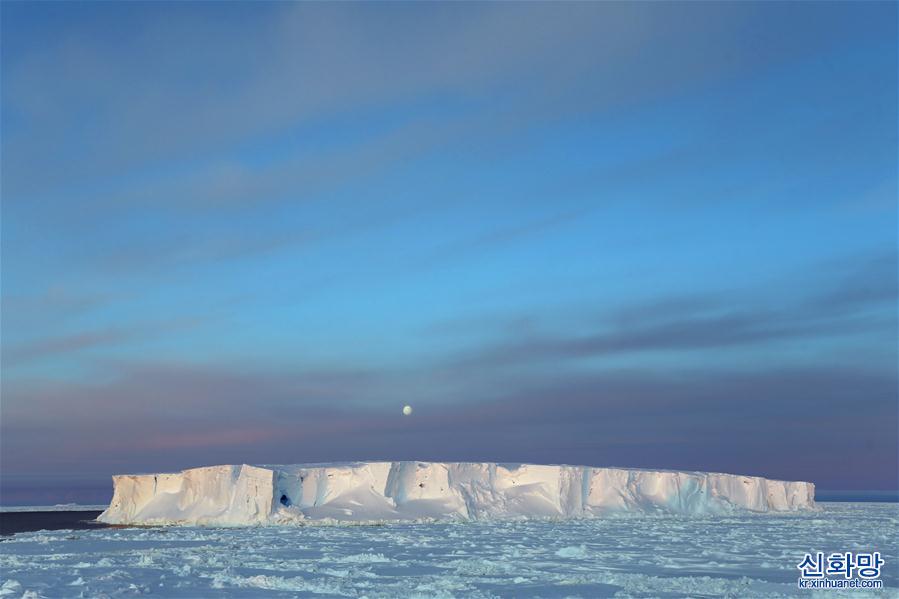 （“雪龙”探南极）（7）美丽的南极午夜冰山