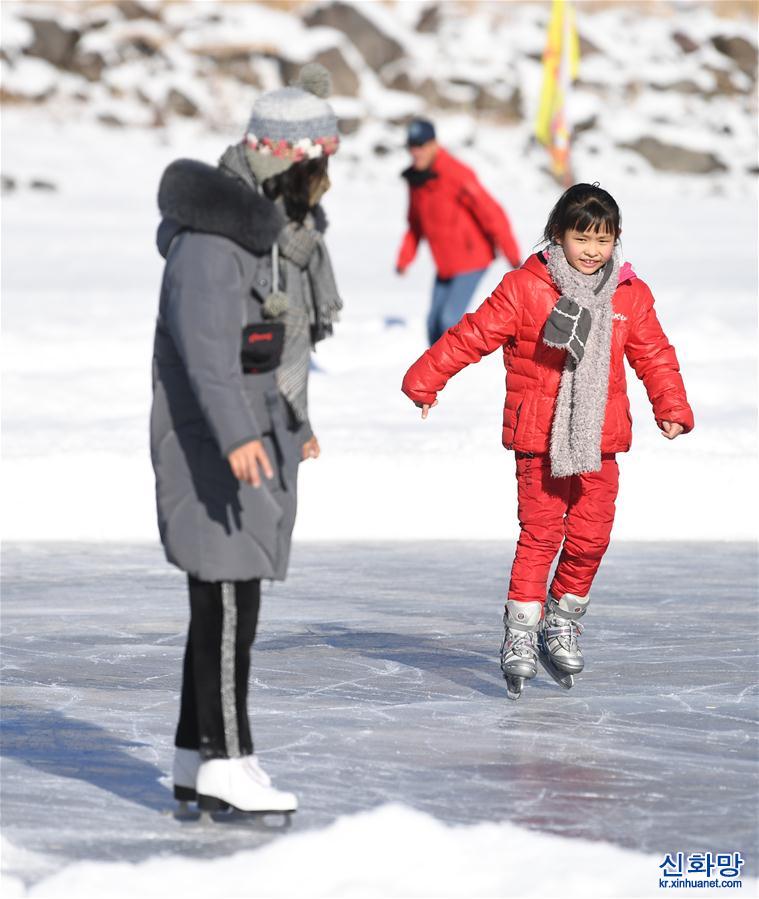 （社会）（3）新疆天池景区推出“冰封雪湖”冰上项目