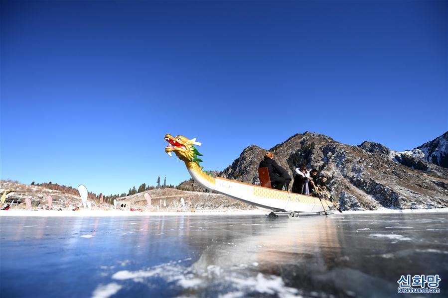 （社会）（10）新疆天池景区推出“冰封雪湖”冰上项目