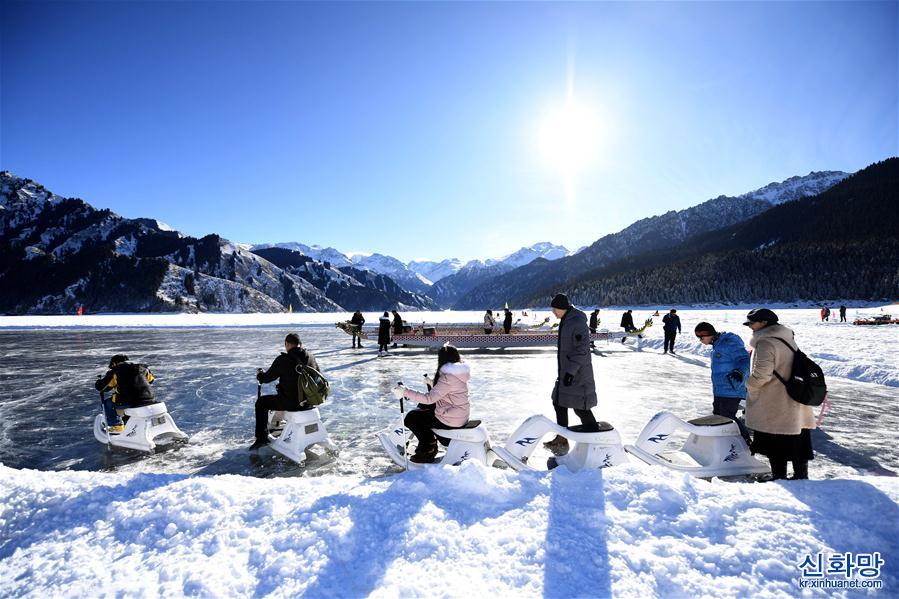 （社会）（11）新疆天池景区推出“冰封雪湖”冰上项目