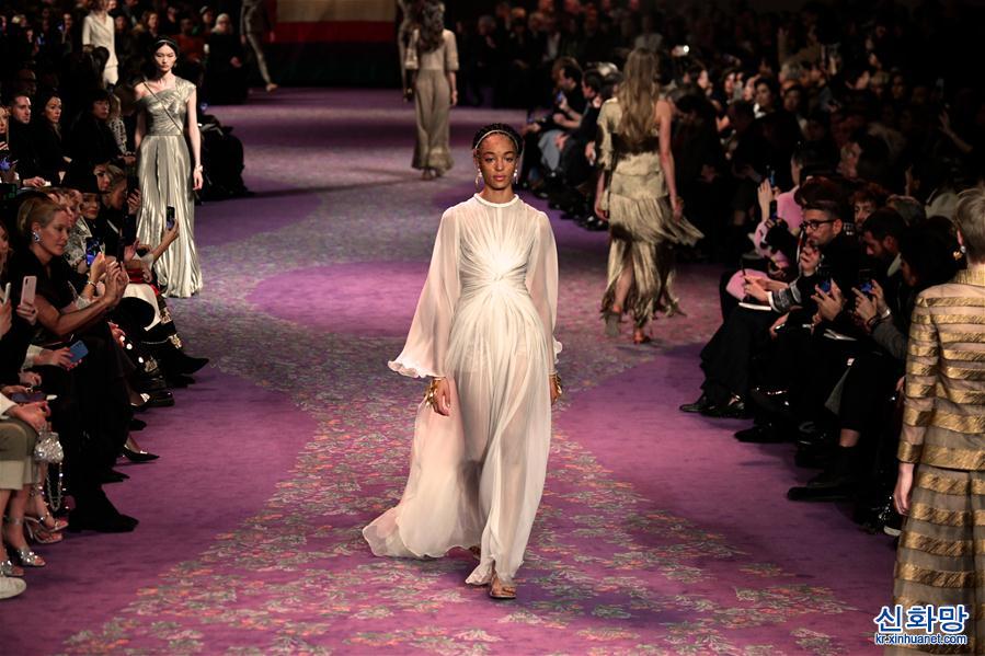（国际）（1）巴黎高级定制时装周：迪奥发布春夏新品