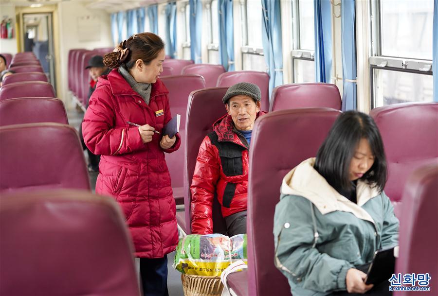 （新春走基层）（3）重庆：慢火车上的“致富帮帮团” 