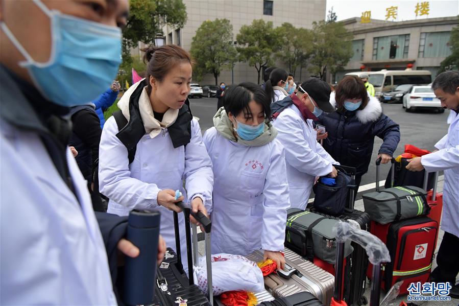 （新型冠状病毒感染的肺炎疫情防控）（2）江西省第一批援助武汉医疗队启程出发