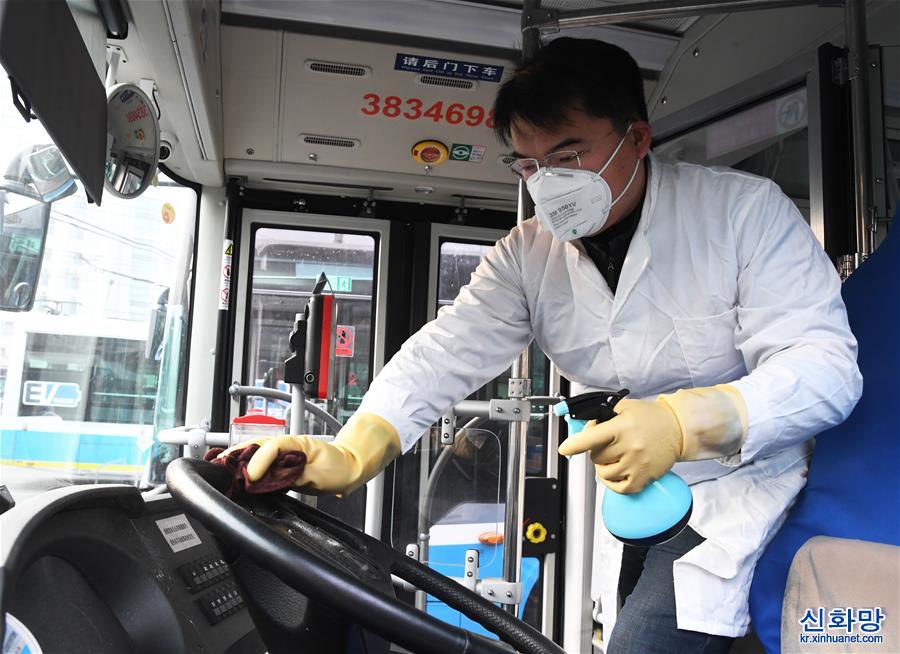（新型冠狀病毒感染的肺炎疫情防控）（1）北京公交：加強車輛衛生消毒 保障市民乘車安全