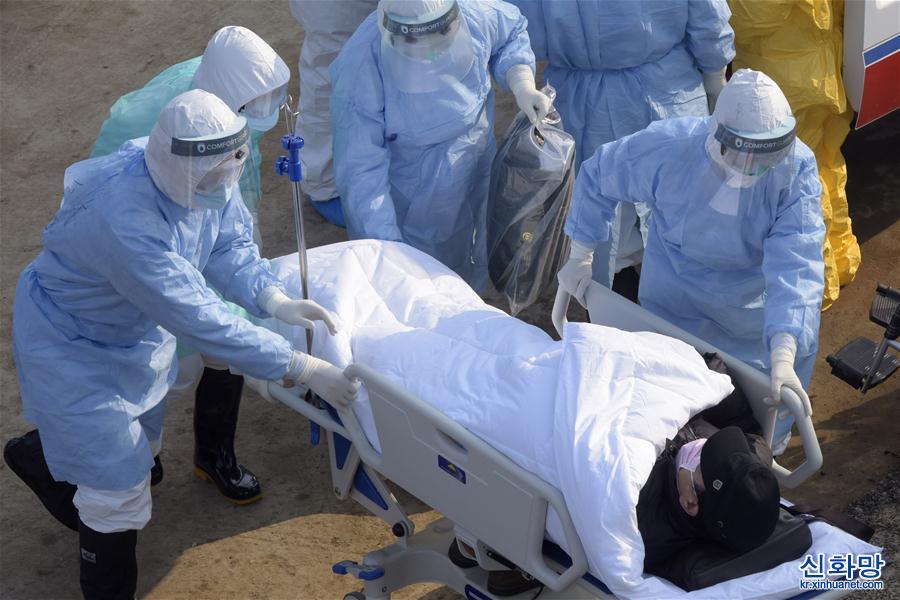 （聚焦疫情防控·新华视界）（7）武汉火神山医院接收首批新型冠状病毒感染的肺炎确诊患者