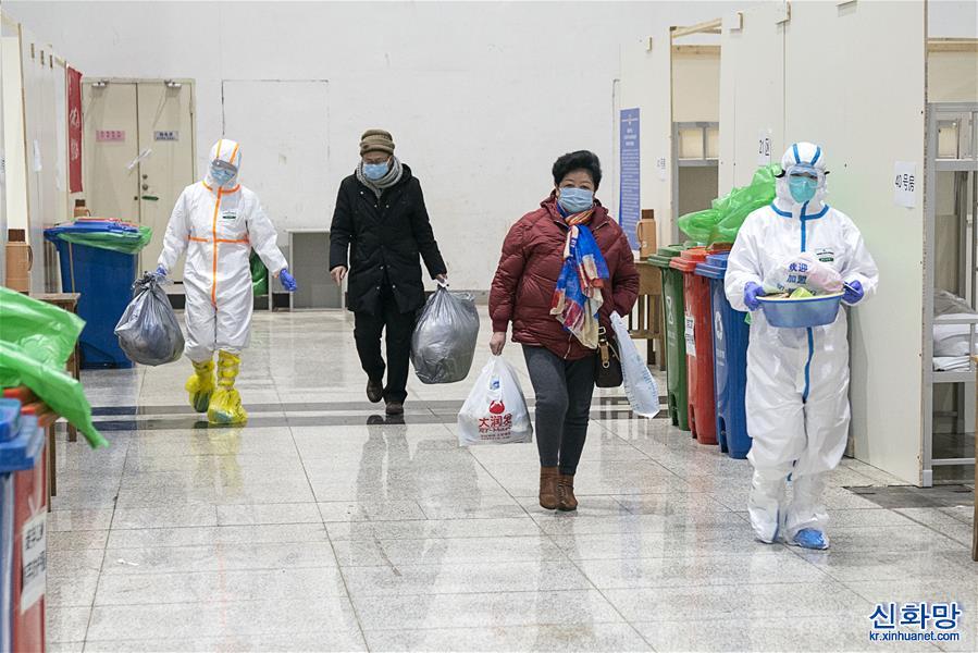 （聚焦疫情防控）（11）武汉首个方舱医院开始收治病人